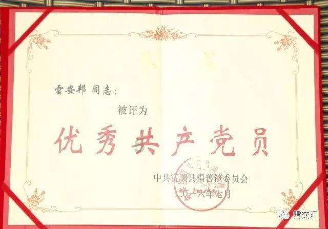 西安一路面突发塌陷 一小车半个身子陷入其中